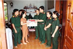 Thăm và tặng quà các cháu thiếu nhi có hoàn cảnh đặc biệt khó khăn 